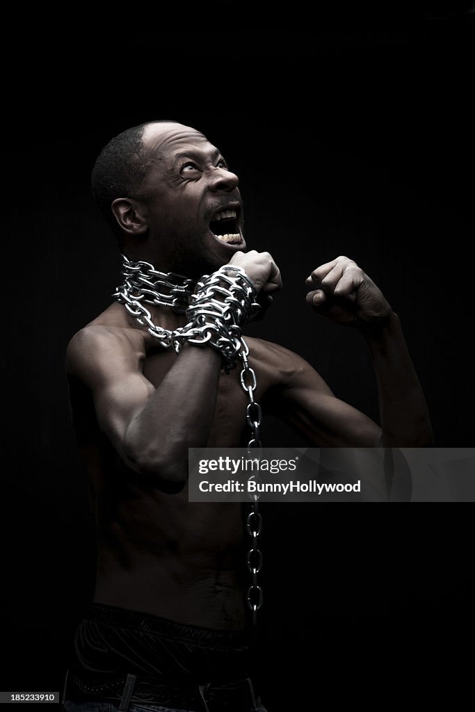 Retrato de um homem negro em cadeias