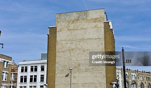 advertising billboard/street art space in london england - london billboard stockfoto's en -beelden