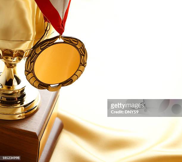 goldmedaille von einem trophy - siegerkranz stock-fotos und bilder