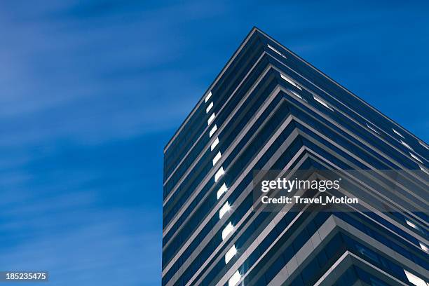 mövenpick hotel amsterdam city centre building bei nacht - amsterdam blue sky stock-fotos und bilder