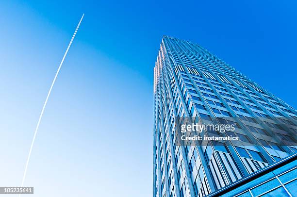 eurotower mit blauer himmel und jet - wolkenkratzer stock-fotos und bilder