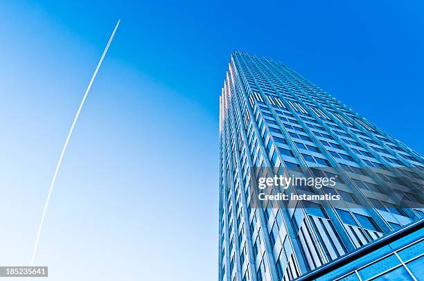 eurotower mit blauer himmel und jet - europaturm stock-fotos und bilder