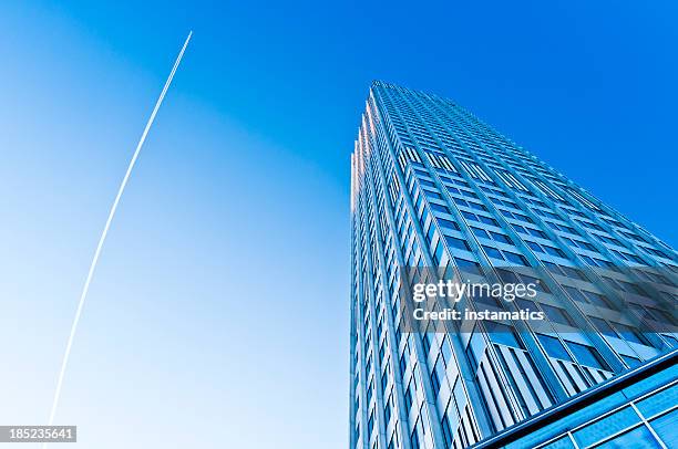 eurotower mit blauer himmel und jet - ezb stock-fotos und bilder