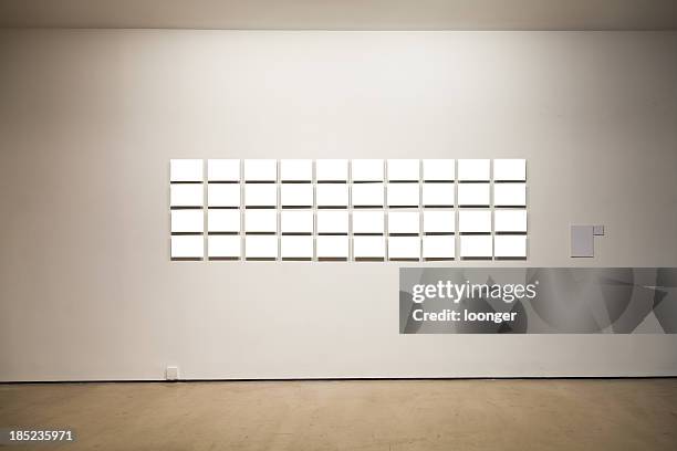 grupo de quadros em branco na galeria de arte na parede em - grupo médio de objetos imagens e fotografias de stock