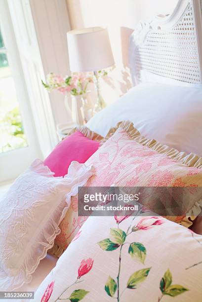nahaufnahme von einem kissen auf dem bett im schlafzimmer - cushion stock-fotos und bilder