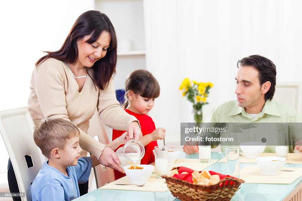 Famiglia movimentati cereali per la colazione