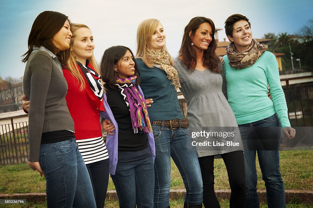 Multi-ethnischen Gruppe von Studentinnen