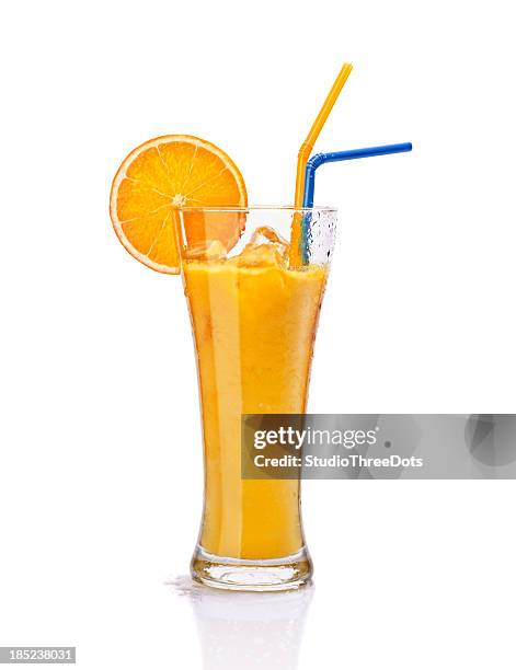 verre de jus d'orange frais - drinking straw photos et images de collection