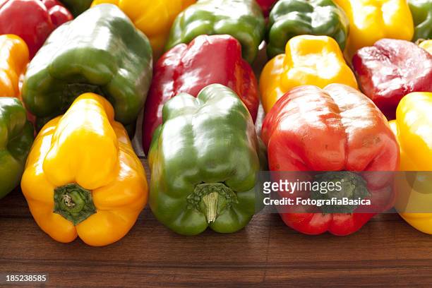 bell peppers background - groene paprika stockfoto's en -beelden
