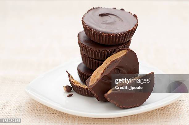 erdnussbutter-tassen-yum - erdnussbutter stock-fotos und bilder