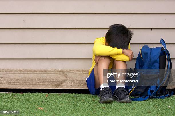 garçon de harcèlement moral - harcèlement scolaire photos et images de collection