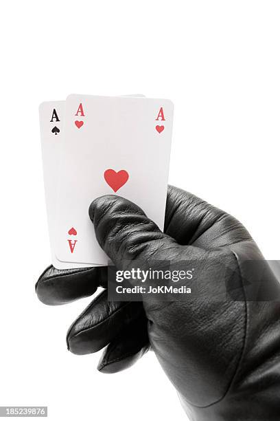 tenant deux aces - paire de gants noirs photos et images de collection
