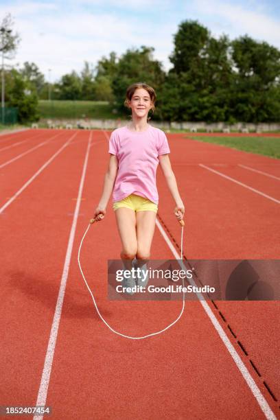 jumping jack - una ragazza adolescente foto e immagini stock