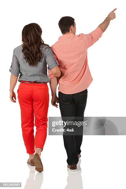 rückansicht des walking für paare - couple jeans shirt stock-fotos und bilder