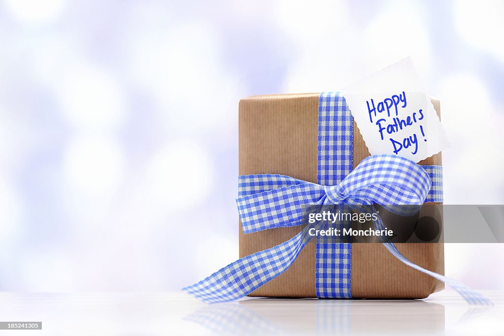 Boîte-cadeau avec une carte pour la Fête des pères