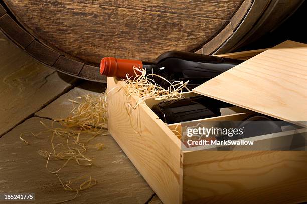 caixa de vinhos na adega - crate - fotografias e filmes do acervo