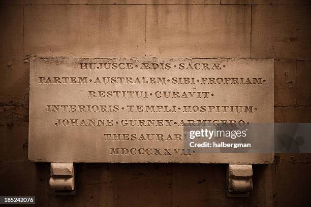 gros plan de la plaque à temple church, à londres - plaque commémorative photos et images de collection