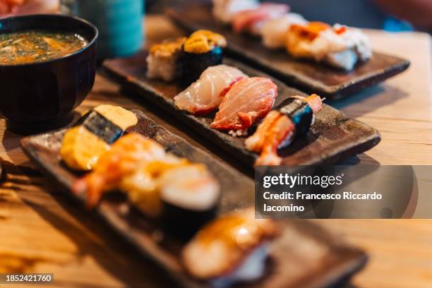fresh gourmet sushi, omakase restaurant - bar à sushis photos et images de collection