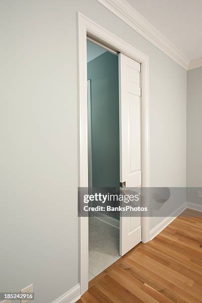 neuer tür in ein haus schlafzimmer - hosentasche stock-fotos und bilder