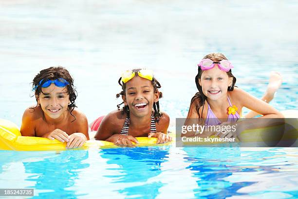 diversi bambini felici in un pool - occhialini da nuoto foto e immagini stock