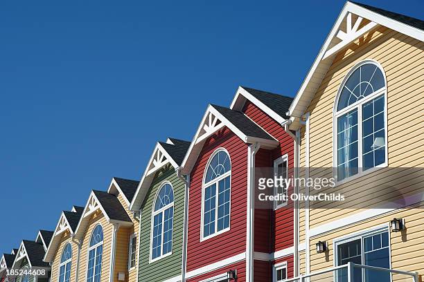 farbenfrohe stadt häusern - terraced house stock-fotos und bilder