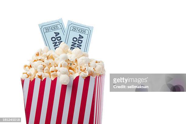 rot gestreifte tasche mit popcorn und film tickets auf weißem hintergrund - fahrkarte oder eintrittskarte stock-fotos und bilder