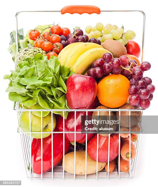 shopping korb mit obst und gemüse - einkaufskorb stock-fotos und bilder