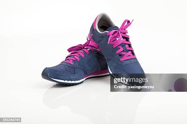 sports shoe - blauwe schoen stockfoto's en -beelden