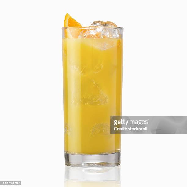 kalten orangensaft (isolated on white - orange juice stock-fotos und bilder