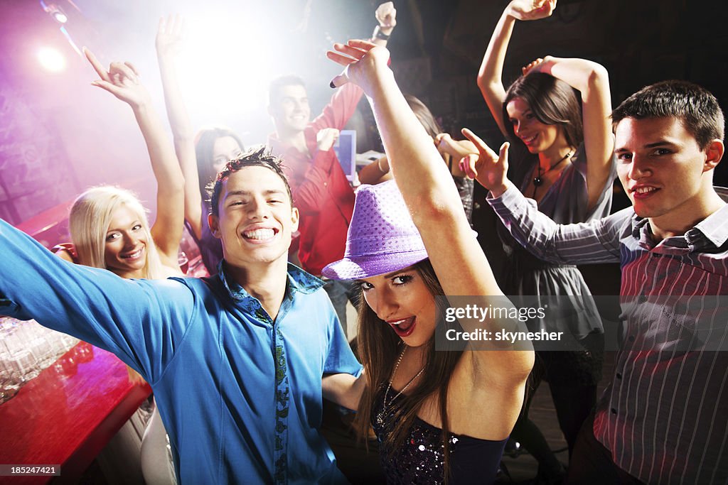 Gruppe von jungen Menschen Tanzen in der Diskothek.