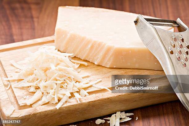 queso parmesano - parmesan fotografías e imágenes de stock