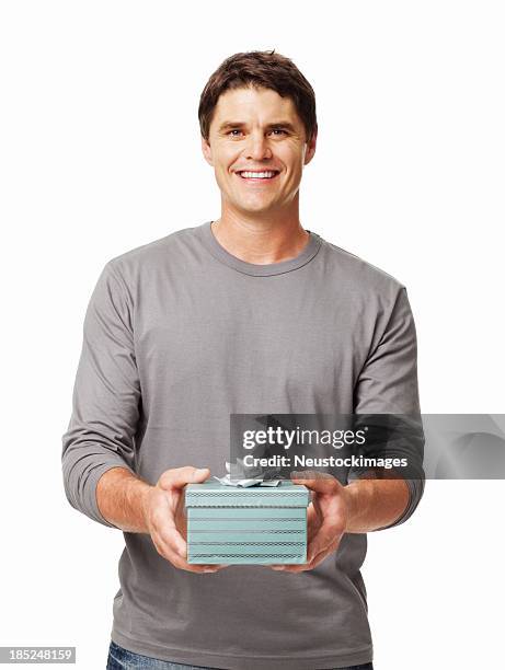 informal macho con caja de regalo aislado - fotografia da studio fotografías e imágenes de stock