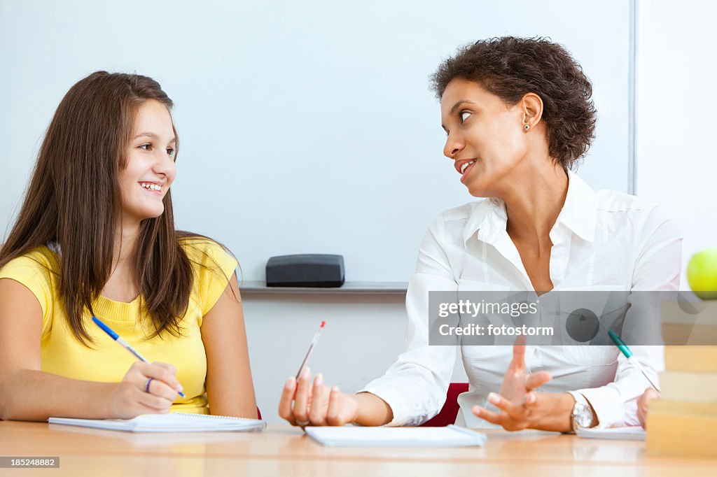 Lehrer helfen Studentin