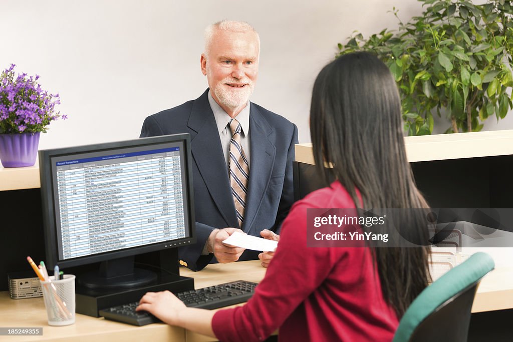 幸せな笑顔の銀行の出納係、顧客 Hz