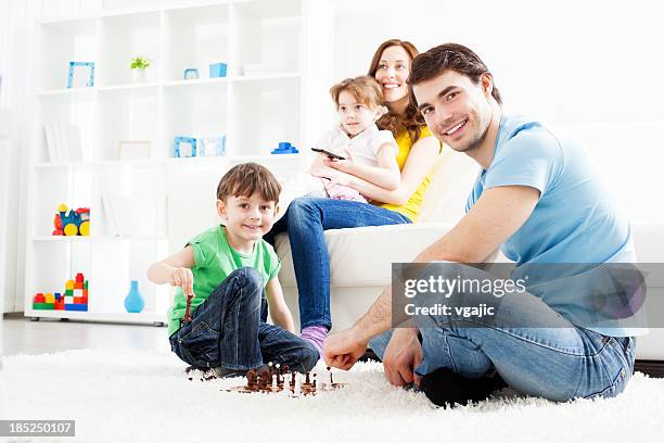 familien, die zeit zusammen zu hause. - familie hell weiss stock-fotos und bilder