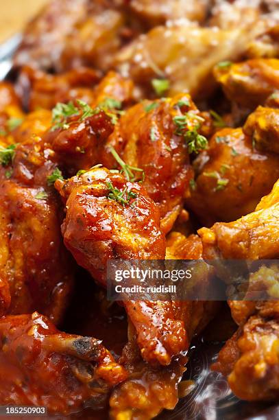 buffalo chicken wings - chicken wings stock-fotos und bilder