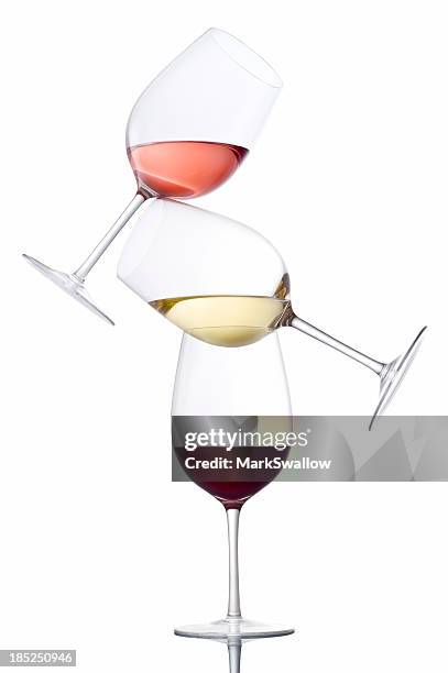 balancing wein - red wine glass stock-fotos und bilder