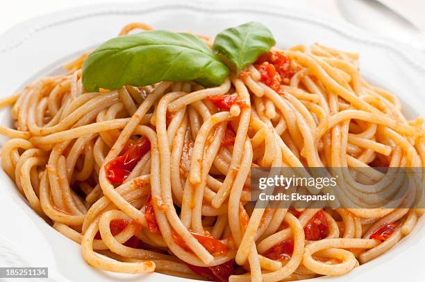 spaghetti al sugo mit tomaten und basilikum - sugo pomodoro stock-fotos und bilder