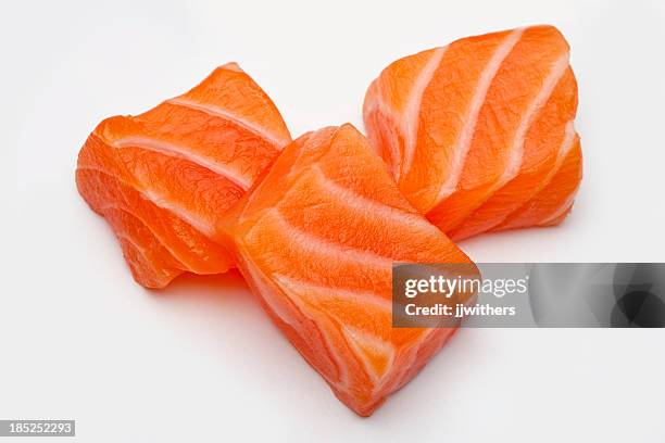drei rohen lachs sushi-würfel - in gefangenschaft aufgezogen stock-fotos und bilder