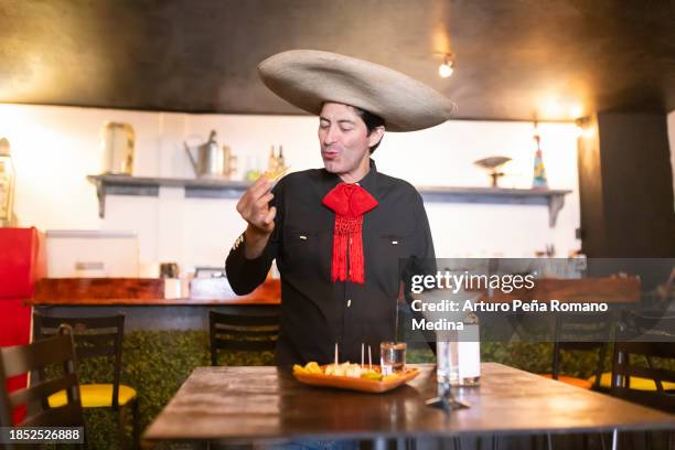 mexicano comiendo un pedazo de naranja después de beber un trago de tequila - conducir borracho fotografías e imágenes de stock