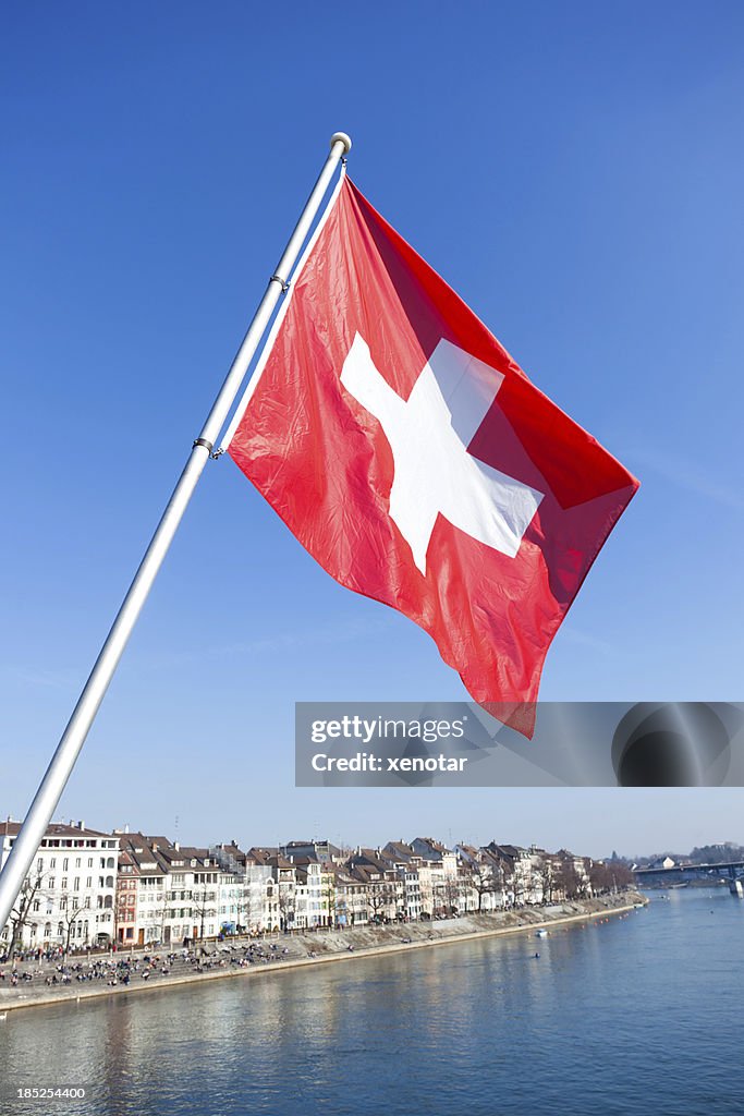 Brücke über den Rhein und Schweizer Flagge