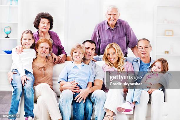 alegre mufti familia disfruta en su hogar lejos del hogar. - great grandmother fotografías e imágenes de stock