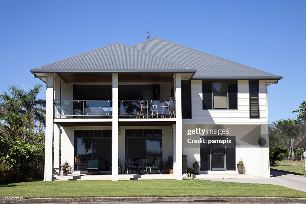 Casa junto a la playa con cielo azul