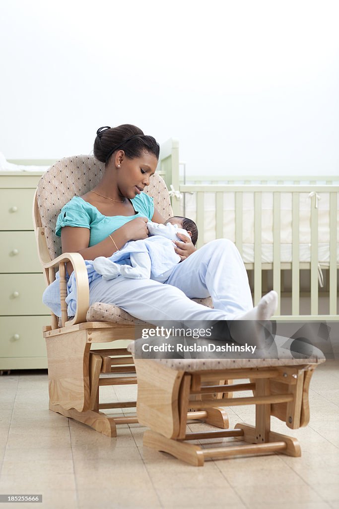 Mujer con bebé en una mecedora.
