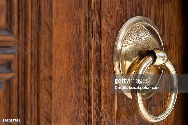 vintage image of ancient door knocker on a wood - handle 個照片及圖片檔