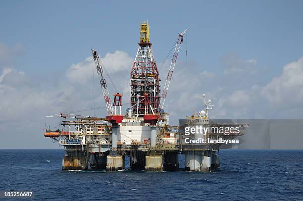 semi-submersible deep drilling offshore oil rig platform - gulf of mexico oil rig stock pictures, royalty-free photos & images