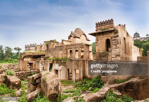 in der nähe der jahangir mahal palace in orchha - orchha stock-fotos und bilder