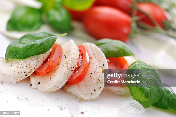 insalata caprese - chopped tomatoes foto e immagini stock