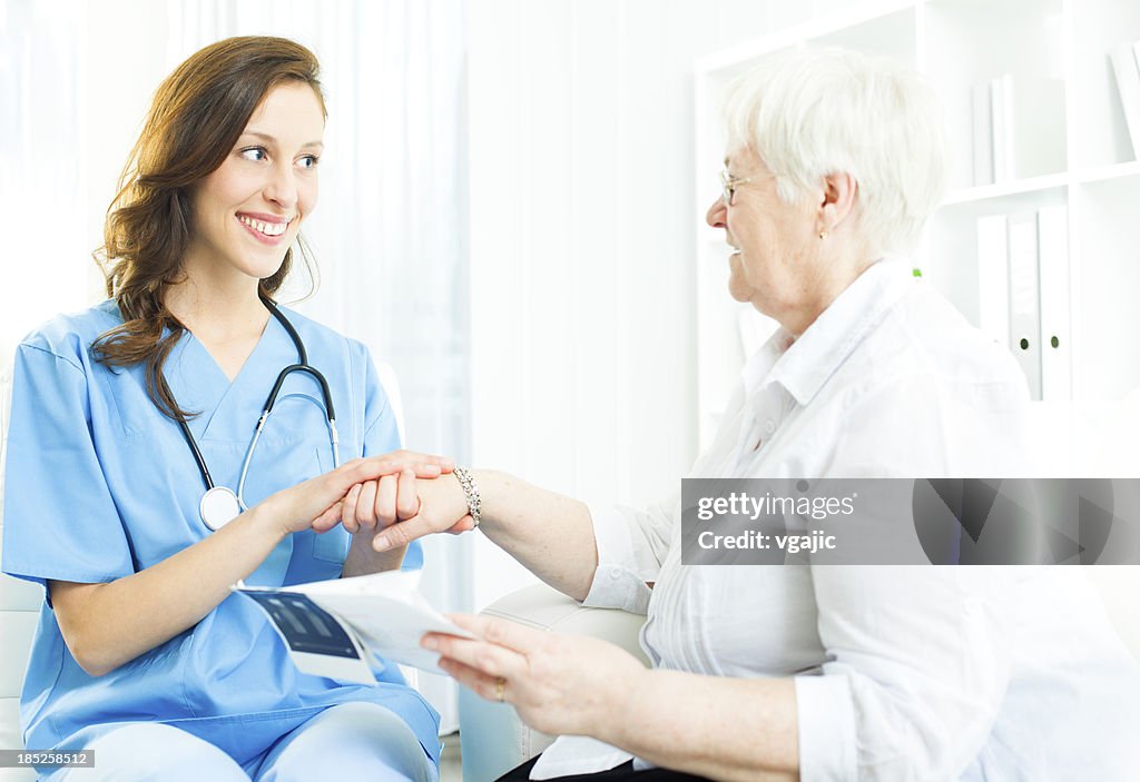 Mulher no Lar de Idosos.