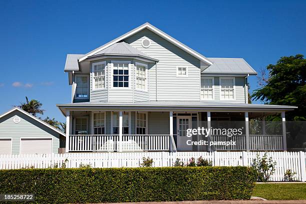 makellose kolonialhaus mit blauem himmel - gartenzaun stock-fotos und bilder